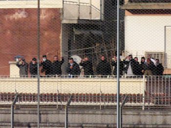 Με συνθήματα και βεγγαλικά οι οπαδοί στήριξαν τον ΠΑΣ (video)