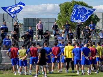 Ντόπες από τους οπαδούς στην προπόνηση (pics)