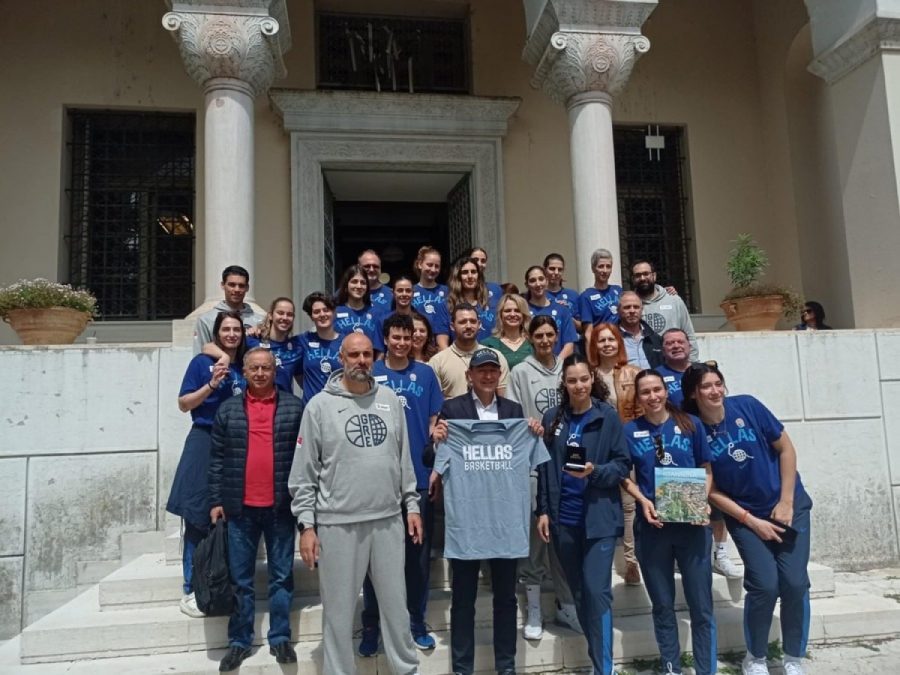 Δήμος και Περιφέρεια υποδέχτηκαν χτες την Εθνική Γυναικών